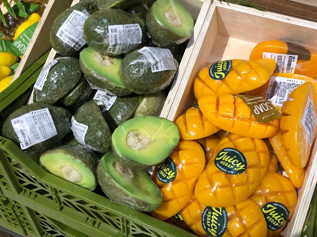 BÜTTER店內展示各種可愛娃娃和仿真蔬菜模型，吸引人的擺設。