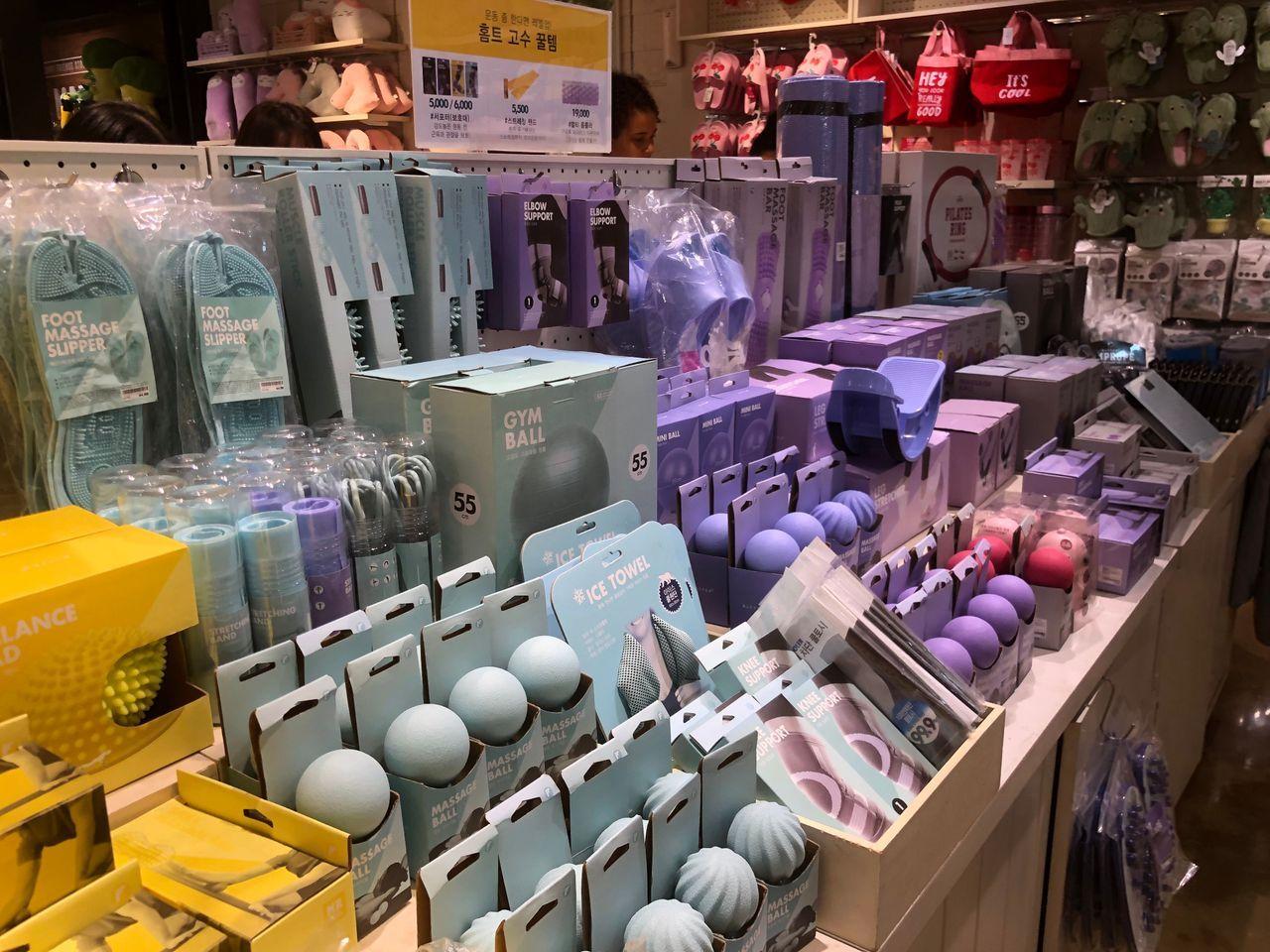 BÜTTER店內，色彩繽紛的商品排列，包括女性生活用品和美妝商品。