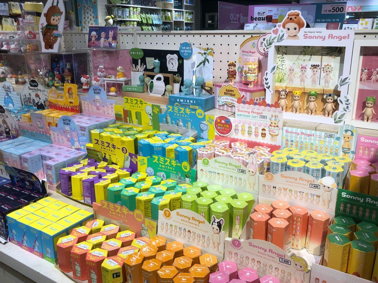 BÜTTER展示女性生活用品和運動用品，各種顏色相當吸引人。