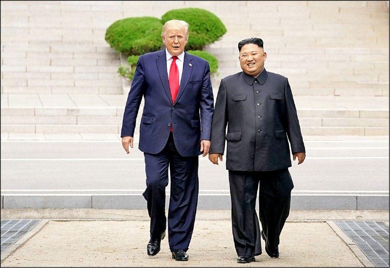 美国总统特朗普在韩国的非军事区与金正恩见面，跨过分界线。