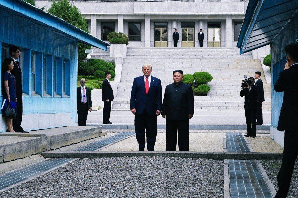 朝鲜半岛局势，特朗普与金正恩在会谈期间走在一起。