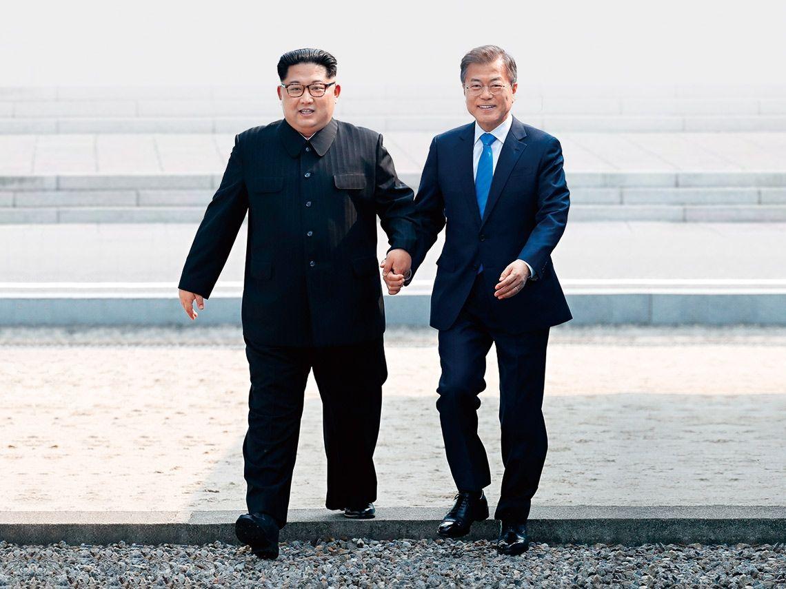 北韩领导人金正恩与韩国总统跨越边界线，象征和平会晤。