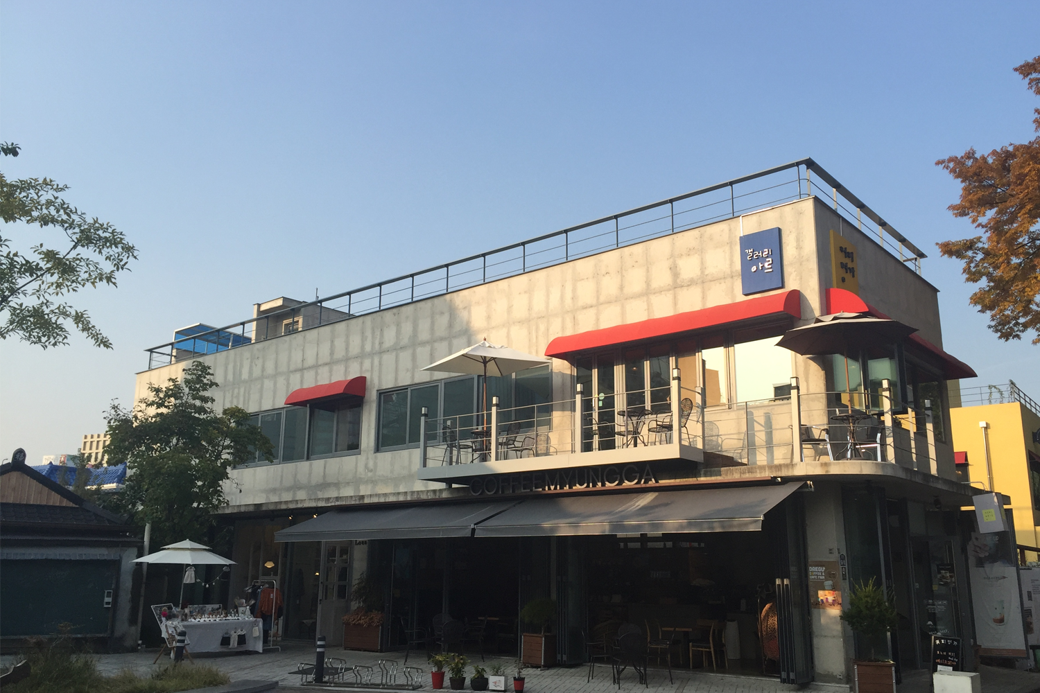 南韓大邱咖啡明家分店外部景觀,店面設計現代化且明亮,適合拍照打卡的熱門地點。
