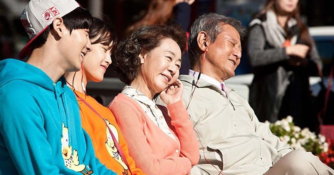 戶外的韓國家庭聚會，三位家庭成員坐在一起休息。