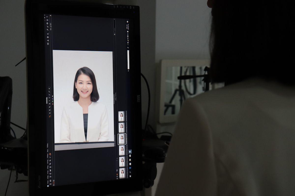 韓国の証明写真を撮影するフォトスタジオ、撮影した写真をコンピュータ画面で確認している画像