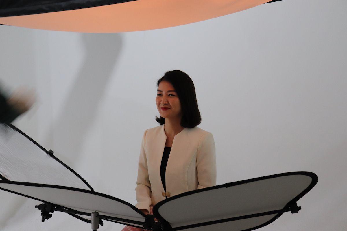 韓国の証明写真を撮影するフォトスタジオ、カラーリフレクターが配置された撮影現場の画像