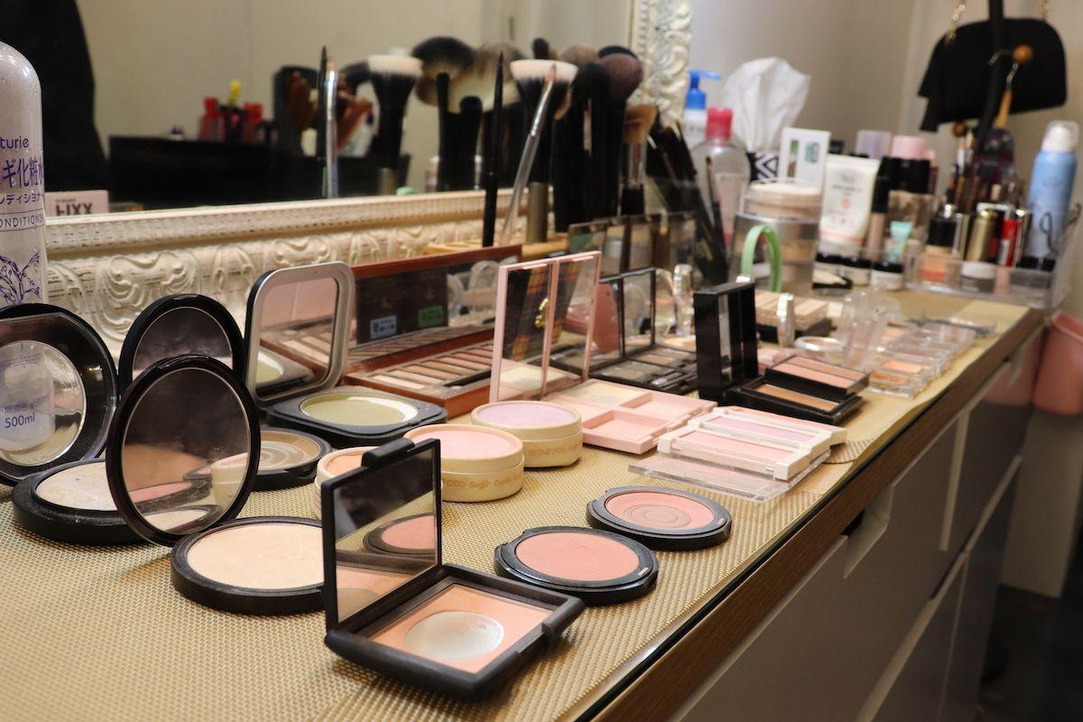 韓国の証明写真を撮影するフォトスタジオ、化粧品が並んだメイクスペースの画像