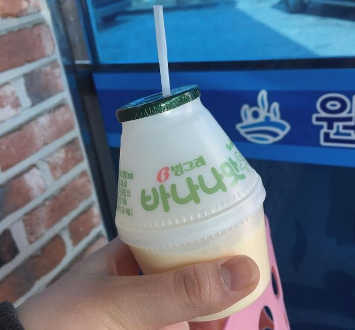 韓國汗蒸幕中，一碟呈現著幾顆雞蛋及一瓶經典香蕉牛奶，供遊客享受。