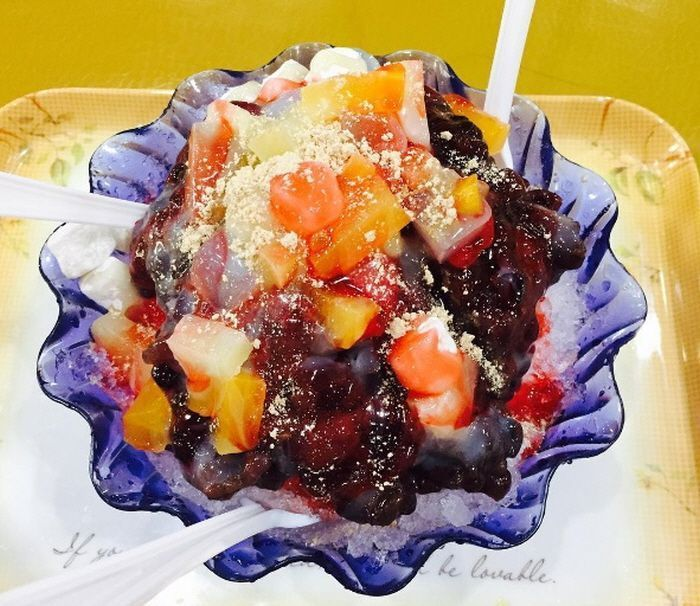 韓國汗蒸幕的傳統紅豆刨冰，搭配愛心裝飾的韓式飲品，形成一道甜美可口的特色組合。