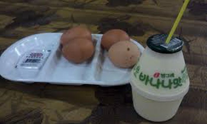 擺放在桌子上的韓國汗蒸幕三件套，包括特殊飲料、雞蛋和零食，帶有獨特韓式風味。