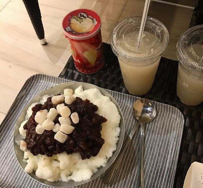 一杯韓國著名的香蕉牛奶，帶給人濃鬱的香蕉味，放在桌子上等待著品味。