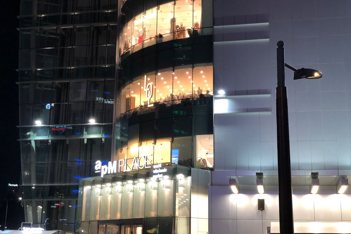 東大門的apM PLACE大廈，夜間玻璃建築內商場的燈火輝煌