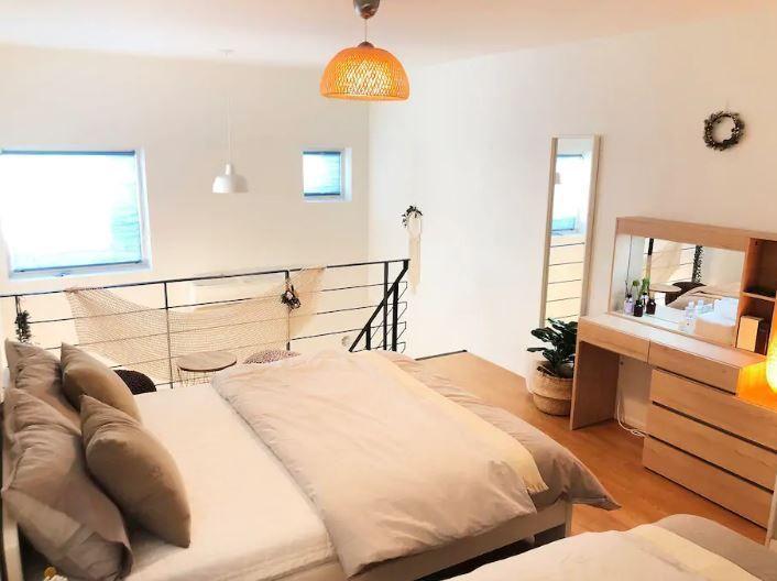ห้องนอนในบ้านพักที่คังนัม มีการออกแบบที่เรียบง่ายและสวยงาม ถูกใช้เป็นบ้านพักชั่วคราวในกรุงโซล