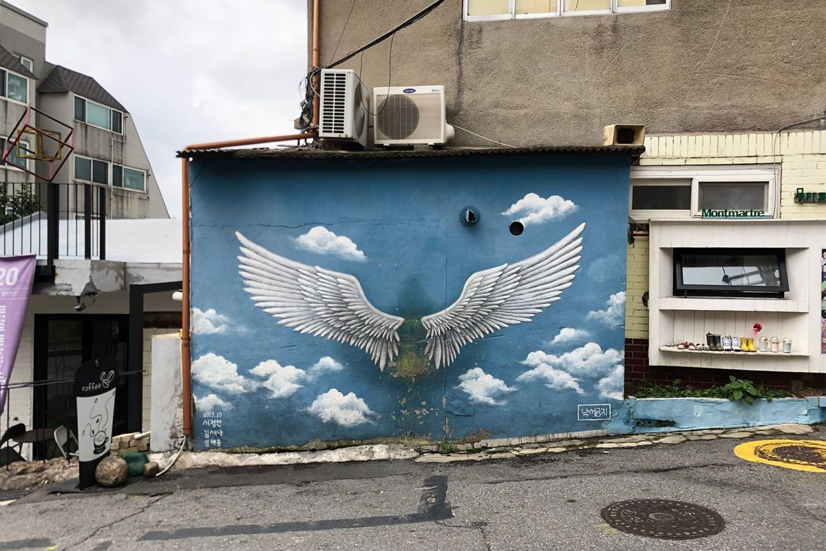 梨花壁畫村的一幅有翼的壁畫，位於村莊的户外牆上，這是著名的旅遊打卡點之一