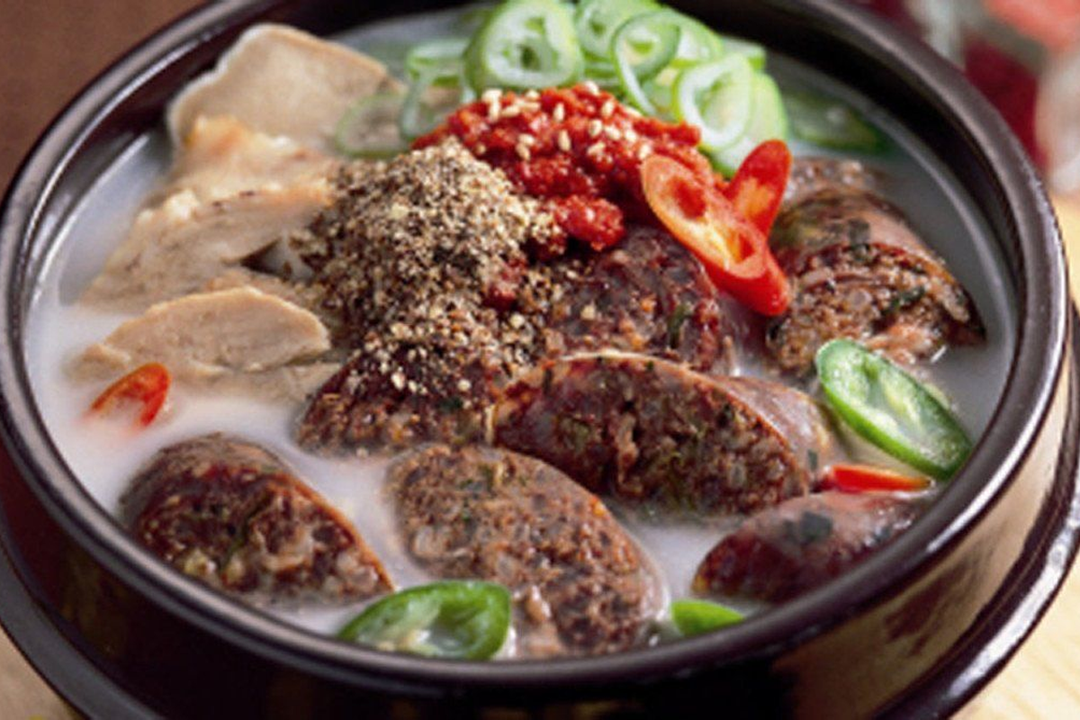 韓國傳統食物血腸湯，白色湯底，撒上多種香料和紅綠辣椒片