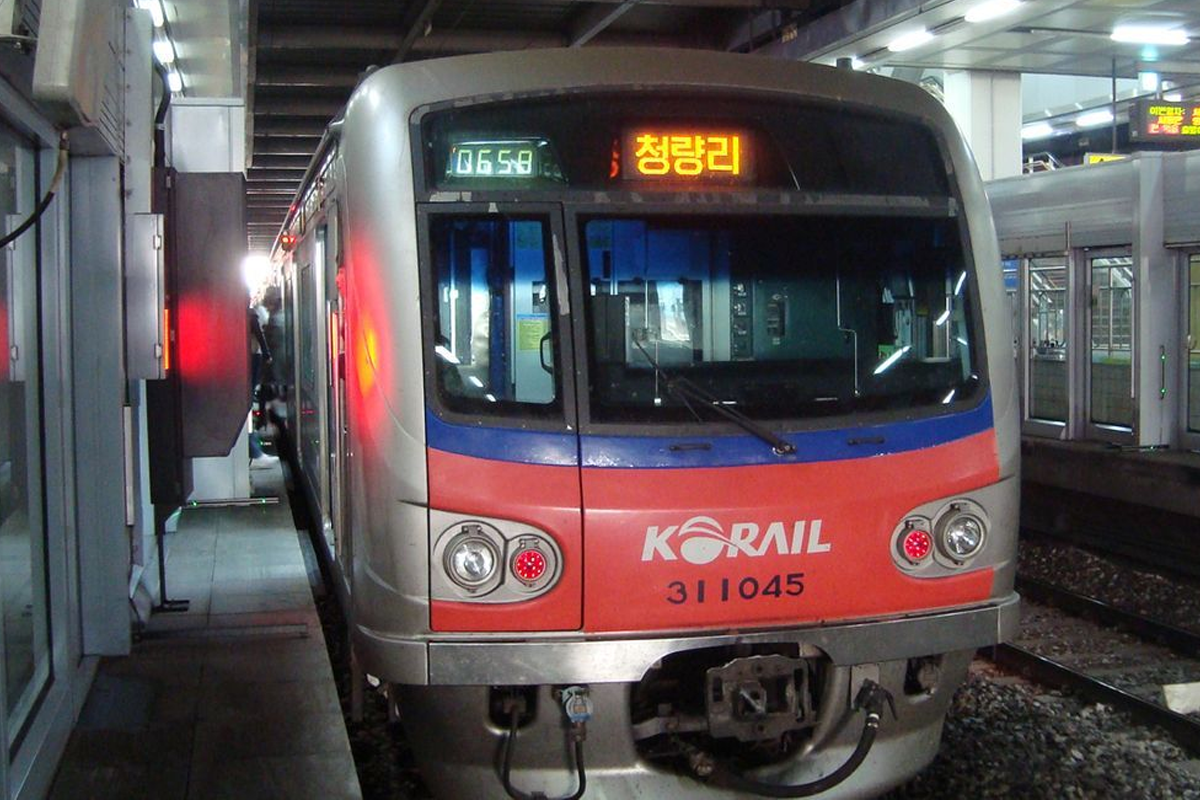 韓國首爾的地鐵列車停靠在月台，列車前端顯示著目的地清涼裏