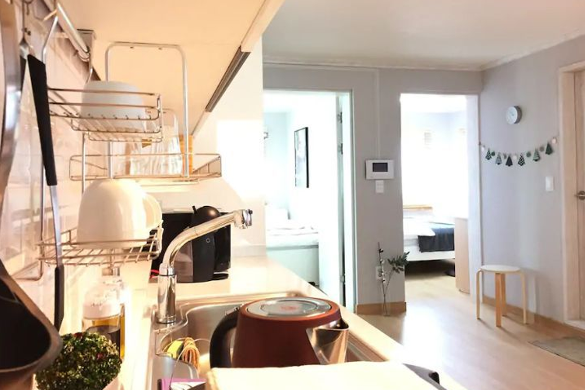 韓國出租屋的廚房設計，精緻的擺設和寬敞的室內空間