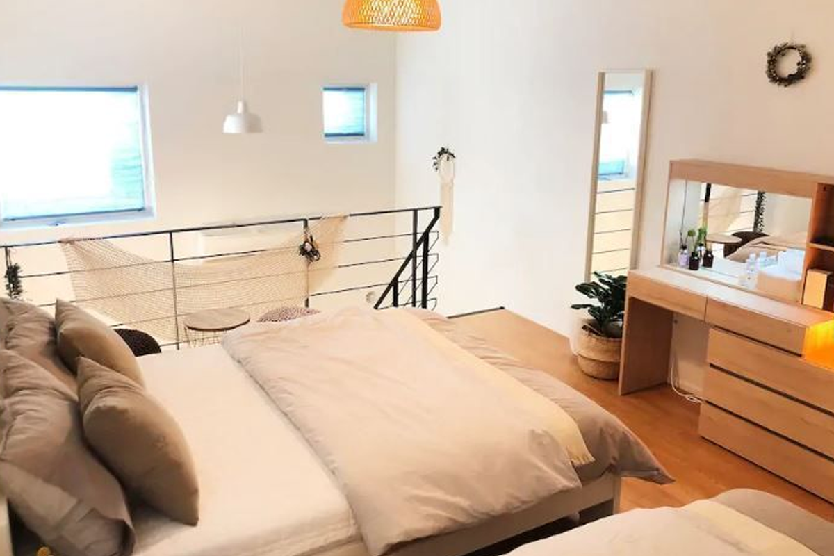 韓國一間温馨的出租屋內景，搭配現代化傢俱和舒適的牀鋪