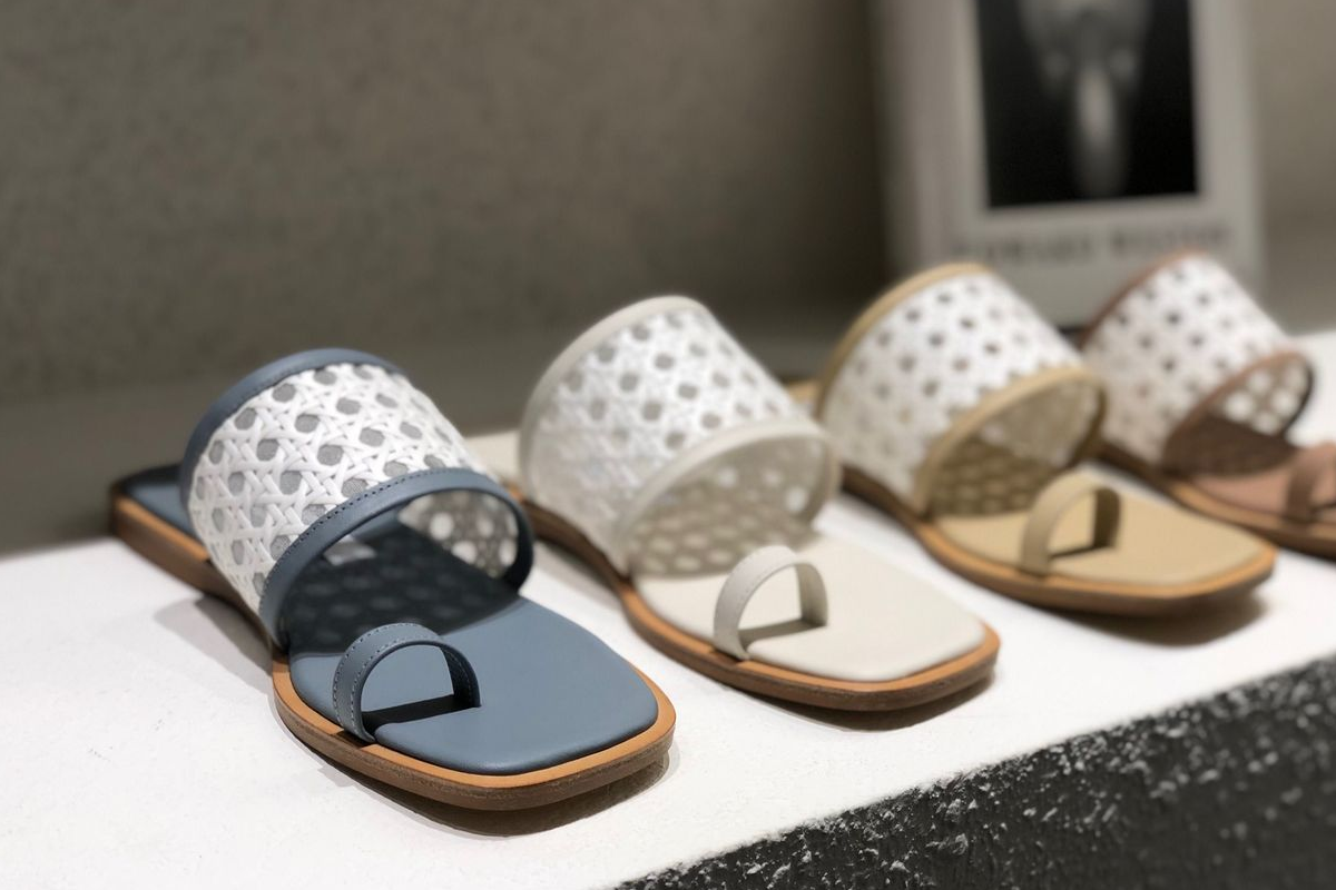 韓國商場內擺放的多種女性涼鞋，展示時尚的韓國鞋類選擇