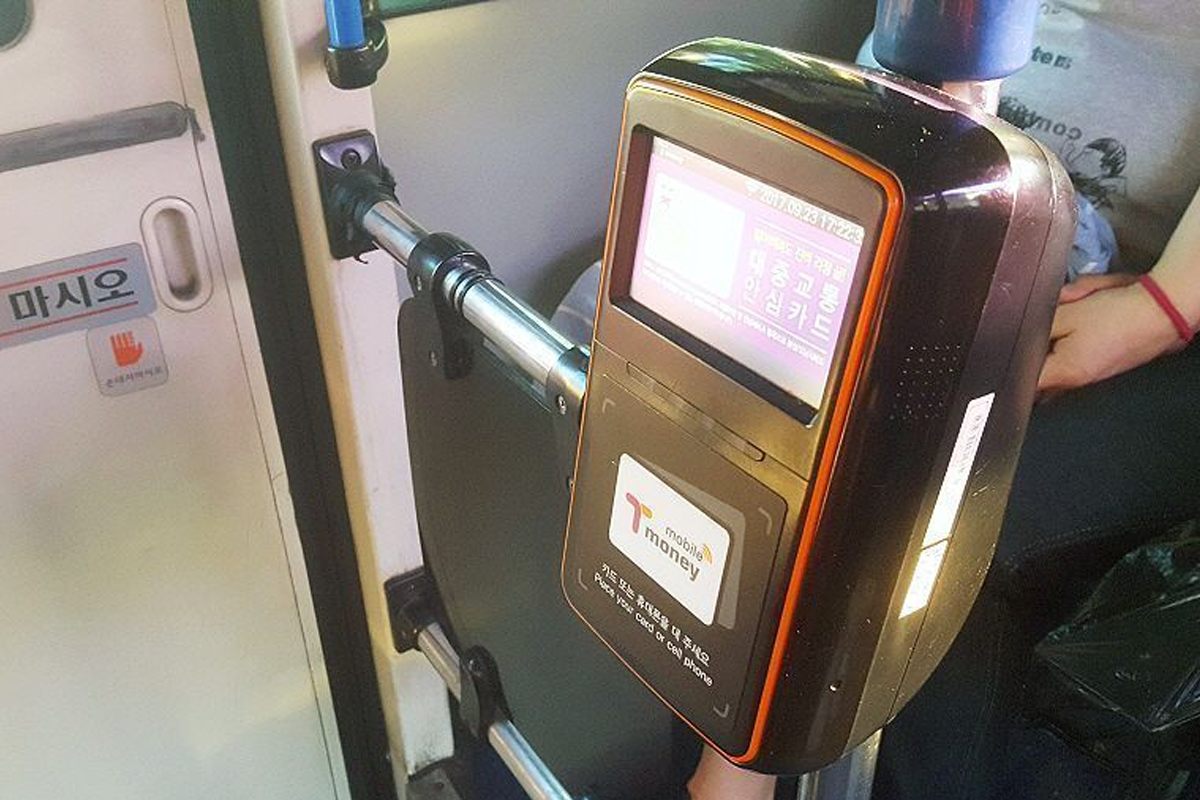 韓國巴士車上的T-money交通卡刷卡機，提高乘客的交通體驗