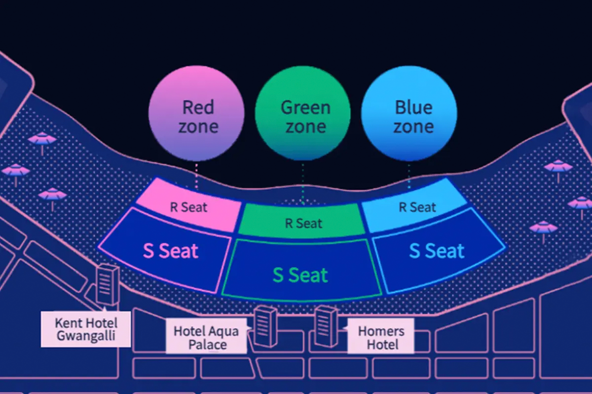 2024年釜山國際煙火祭りの座席マップ。赤、緑、青色の座席ゾーンが表示されており、各ゾーンには'S'シートと'R'シートが設定されています。バックグラウンドには観覧エリアが広がっています。