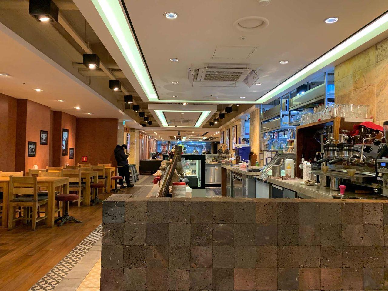 Famous Korean Bingsu Shops Try all these amazing bingsu stores and cool off in steaming Korean Summer!