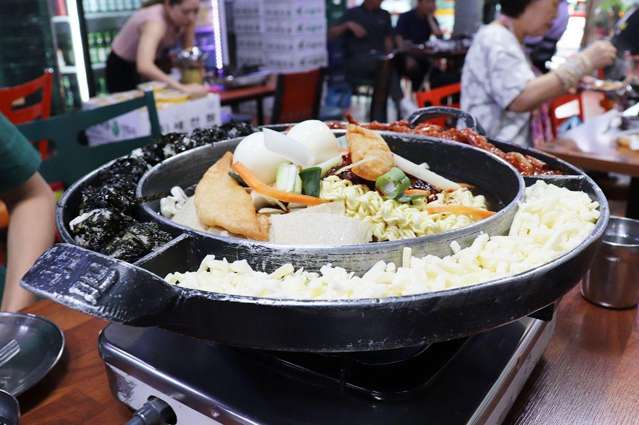 Seoul Must Eat | The most famous tteokbokki : Mabokrim Tteokbokki, Youngest Son