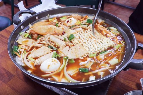 Seoul Must Eat | The most famous tteokbokki : Mabokrim Tteokbokki, Youngest Son's Store joins in Sindangdong Tteokbokki Town
