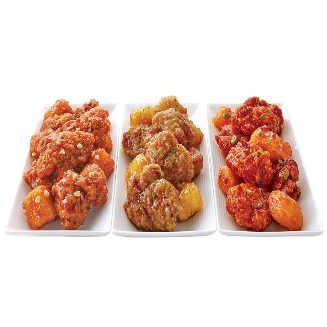 タッカンジョントリオ、韓国ならではのスパイシーなフライドチキンの盛り合わせ。食慾をそそる色とりどりのチキンプレートです。