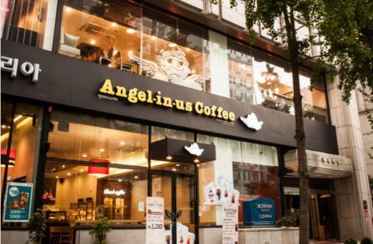 位於韓國的Angel in-us Coffee門店外部，時尚的門店設計。