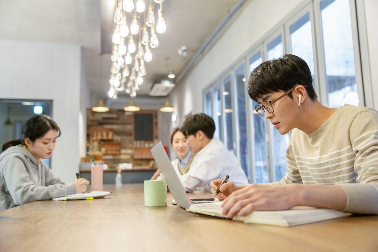 学生们在韩国咖啡厅中学习，体现出考试期间咖啡厅的自修室角色。