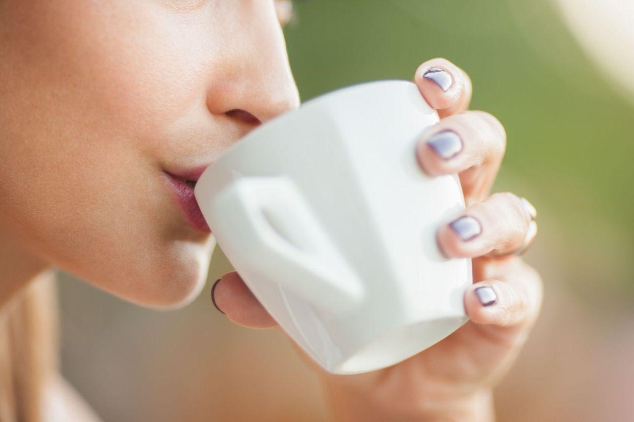 手握咖啡杯的图像，象征着韩国人对咖啡的日常喜爱。