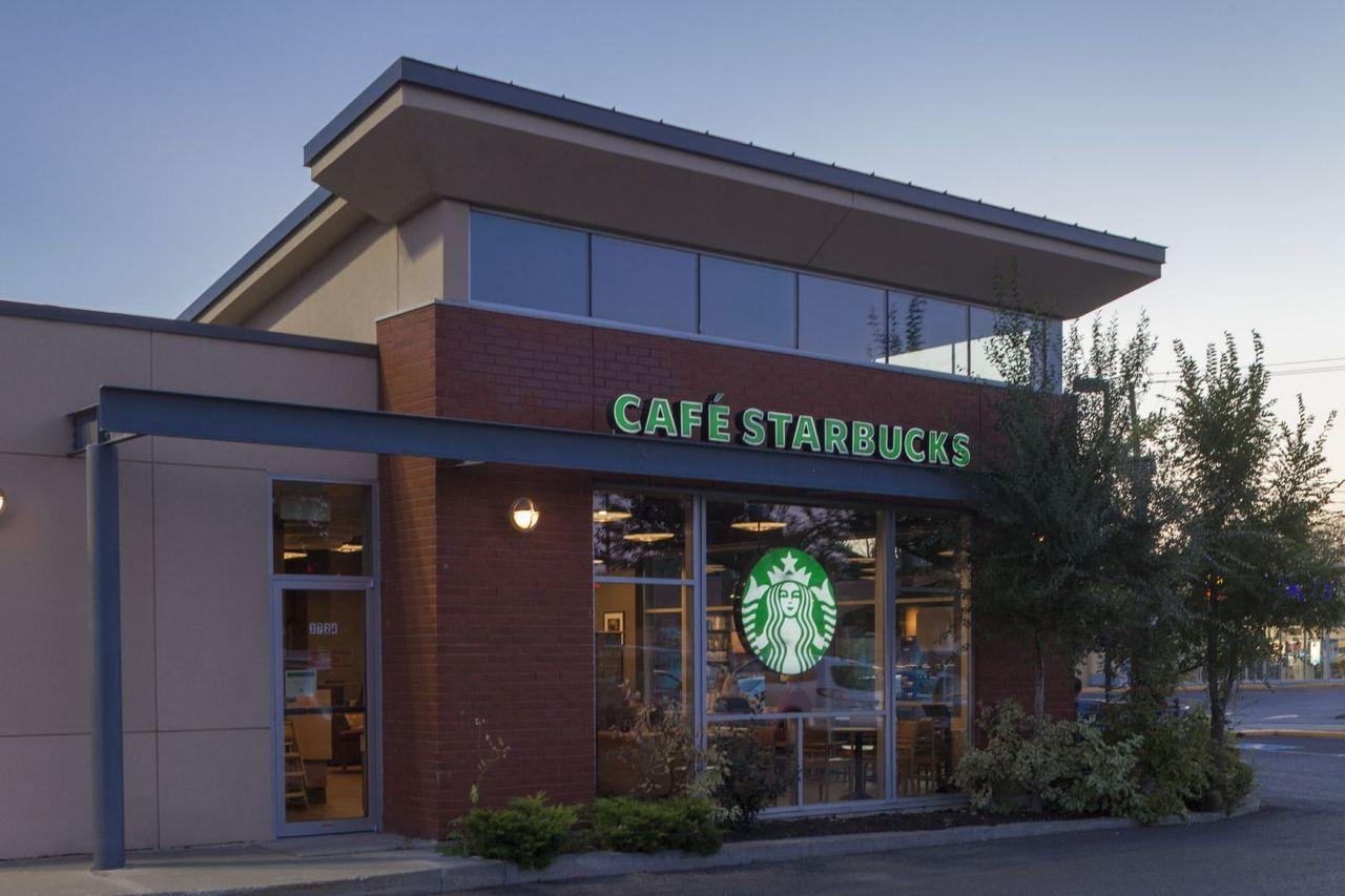 韩国星巴克门店的外观，显示其高档和现代化风格。