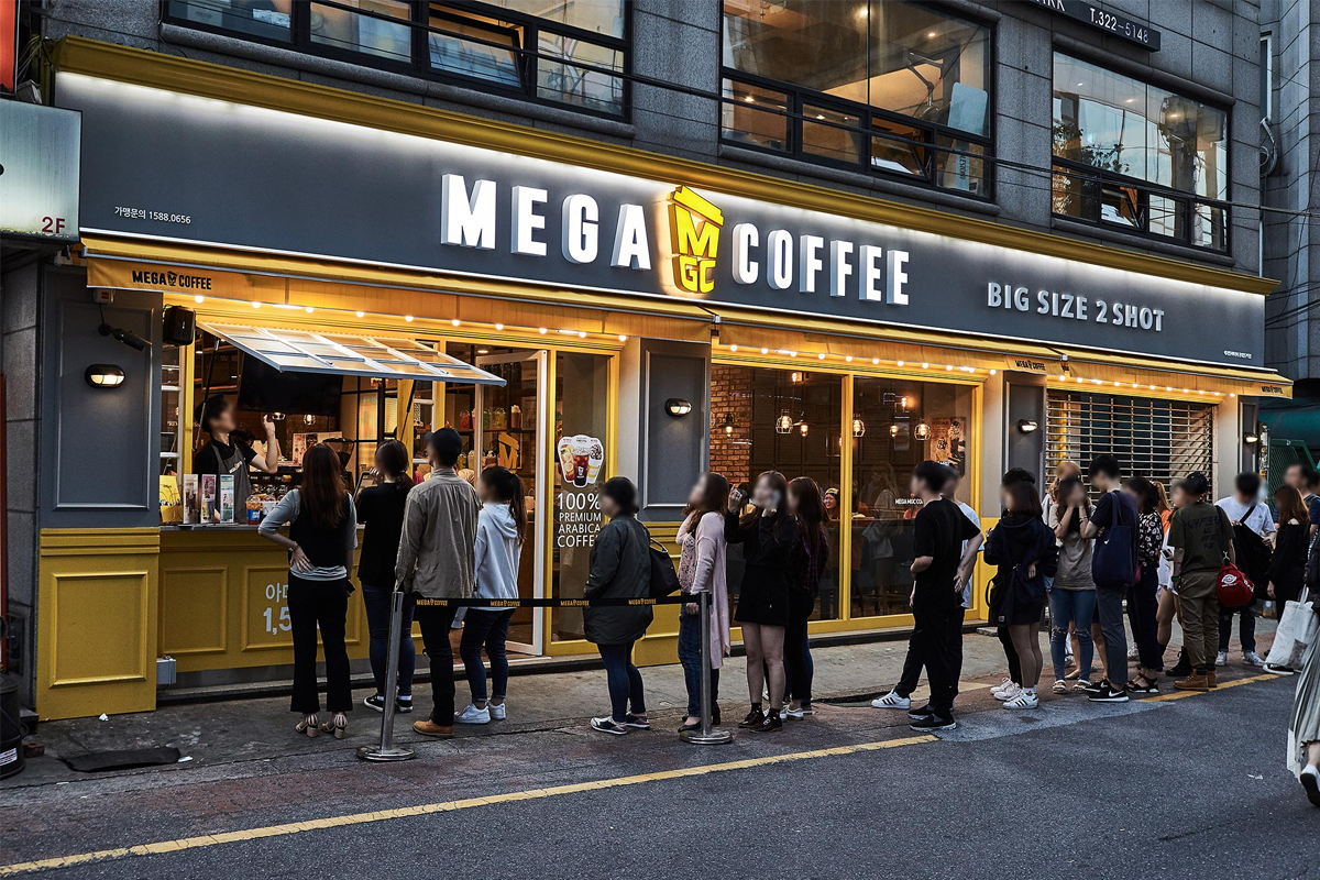 Mega Coffee咖啡厅的外观，展现其在韩国快速扩张的趋势。
