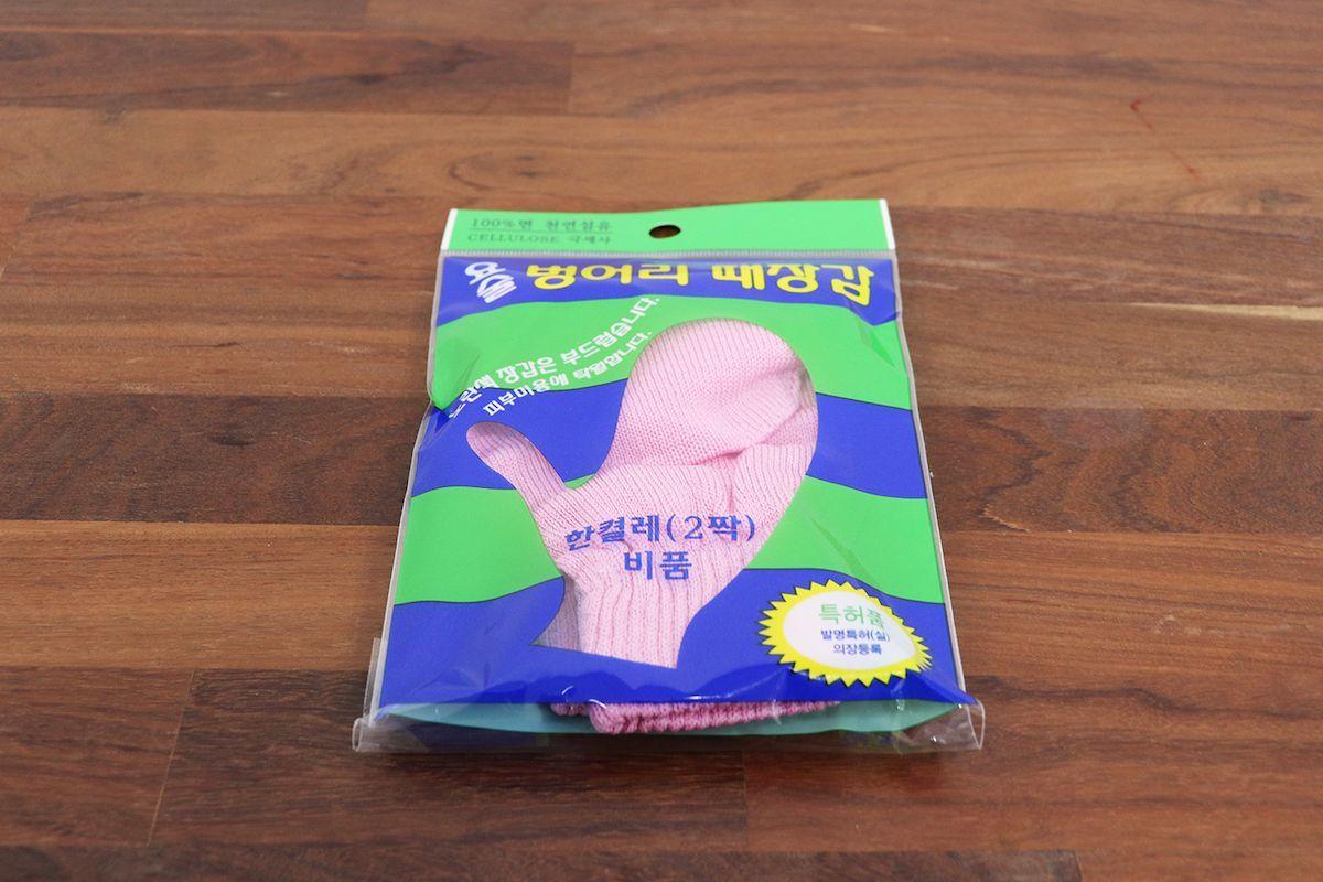 Hình ảnh găng tay tẩy tế bào chết, món quà lý tưởng từ Hàn Quốc dành cho người thân và bạn bè.