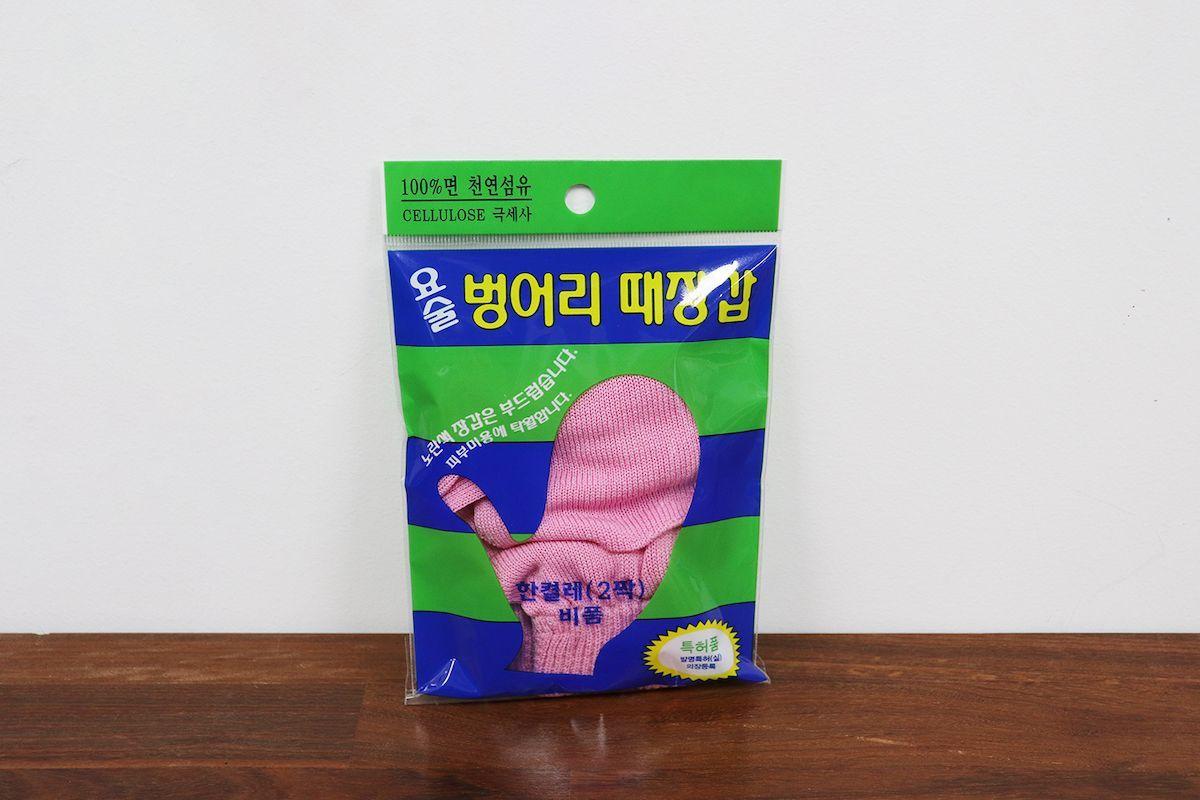 Găng tay tẩy tế bào chết Hàn Quốc, nổi bật với thiết kế độc đáo và hiệu quả cao trong việc làm sạch da.