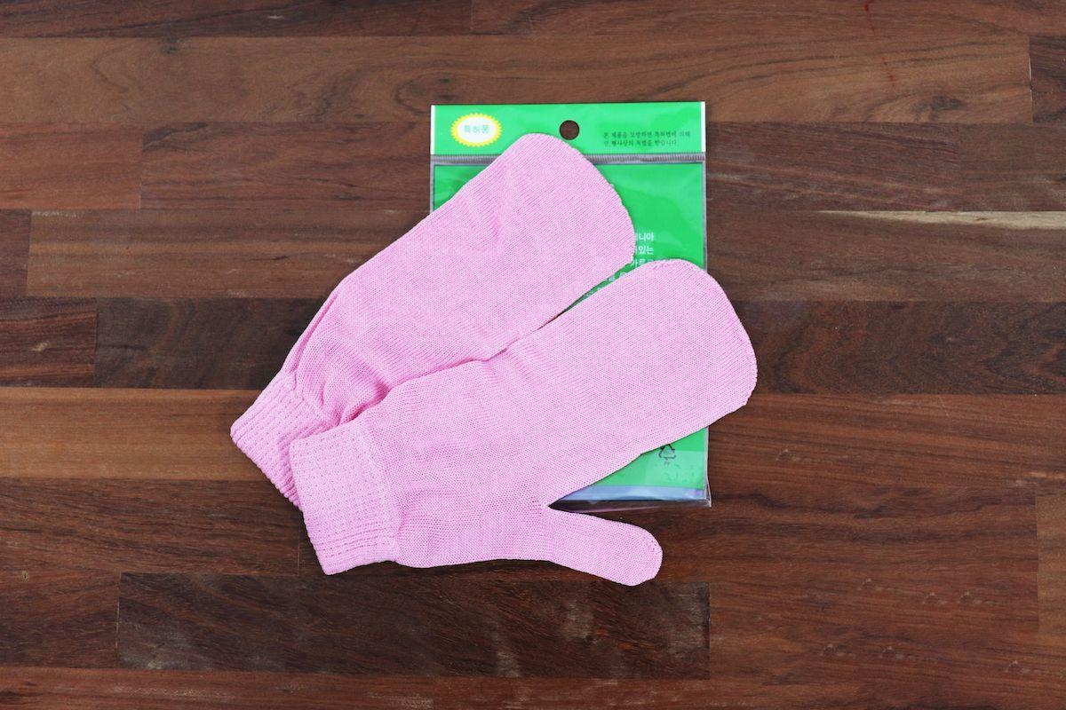 Hình ảnh minh họa các sản phẩm găng tay tẩy tế bào chết, một món quà lưu niệm không thể thiếu từ Hàn Quốc.