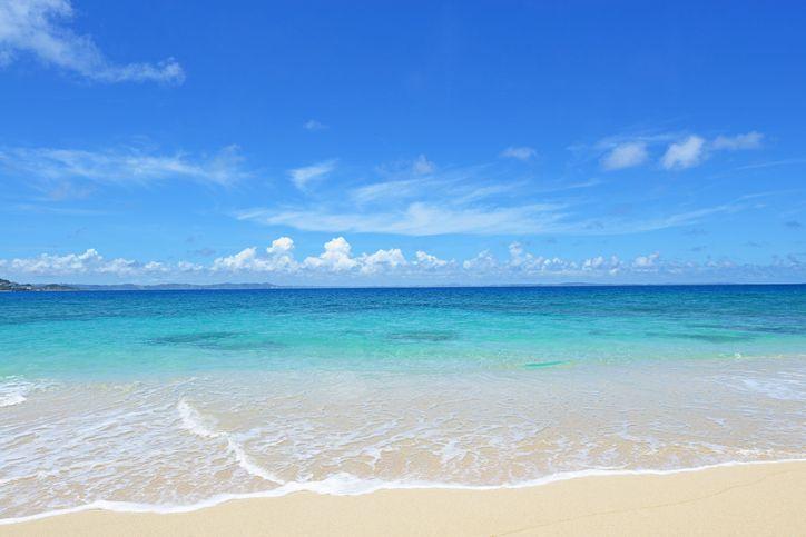 Hermosa playa de Corea del Sur con aguas cristalinas en verano bajo un cielo despejado.