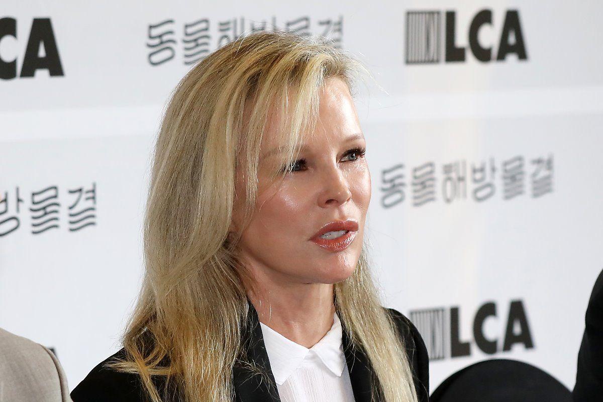 著名美國演員在韓國參加反對食用狗肉的記者會，背景是動物保護組織的標誌。