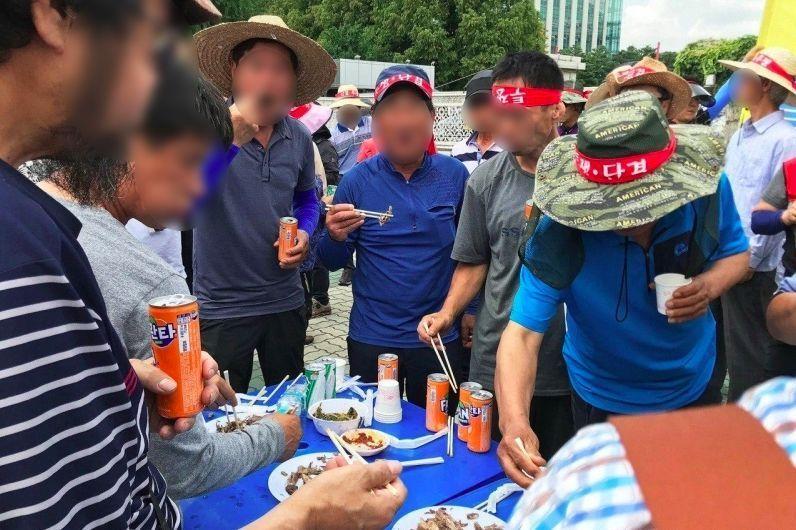 食用狗肉的試吃活動現場，有多人圍聚在一起品嘗。