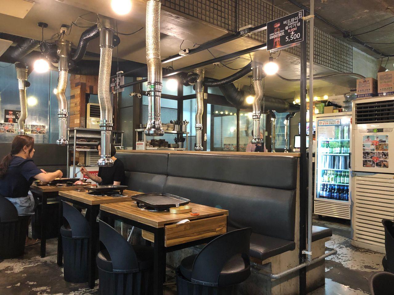 韓式烤肉店內部,設有抽風設備以保持空氣清新
