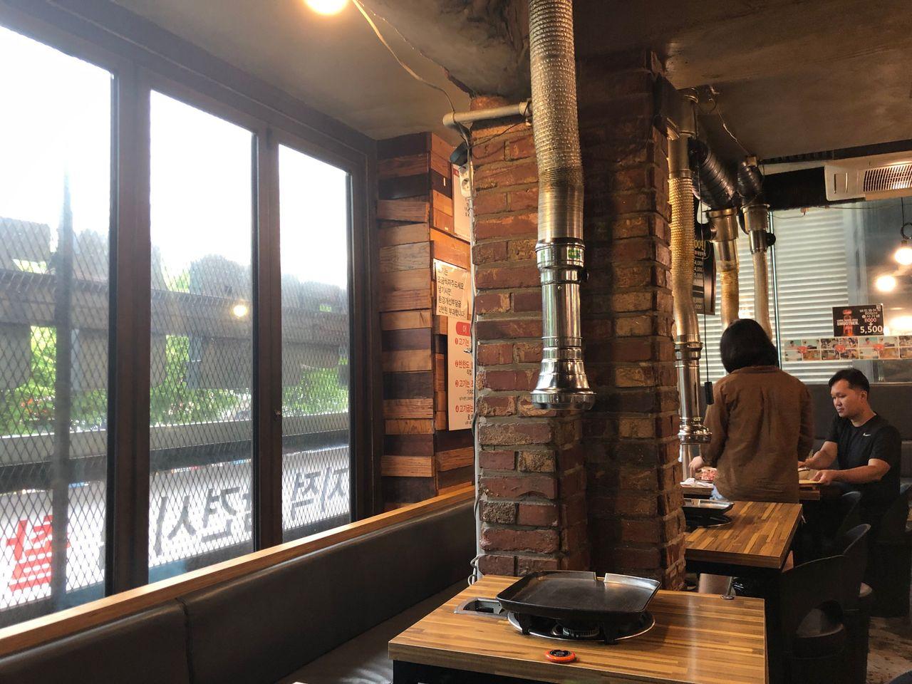 店內選擇豐富的自助區,供應各類小菜及包裝肉品