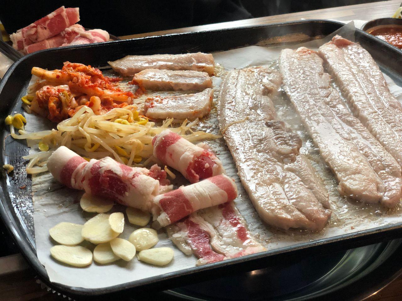 多樣三層肉及豬頸肉搭配大醬湯,豐盛的宴席