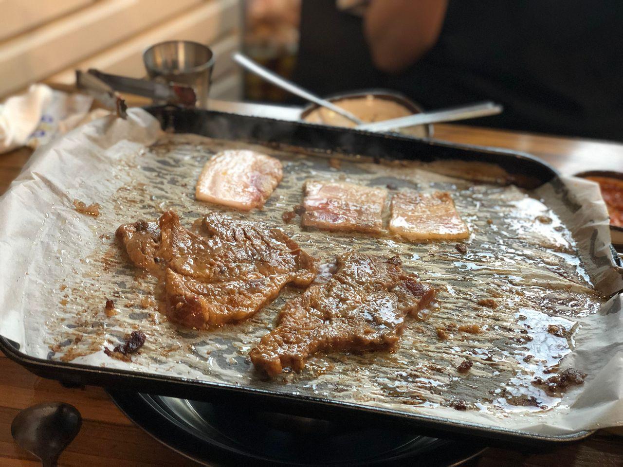 最新鮮的三層肉在弘大「三層肉之神」店中供應