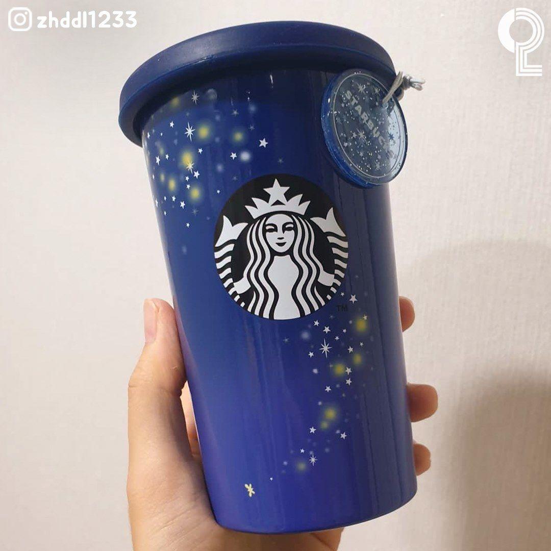 Одон тоглоомын тод байдалтай хөхнөгөө аяга Starbucks дээр жагсаана засагдахаар шар хар аюулгүй дээр зургаартаа тавих.