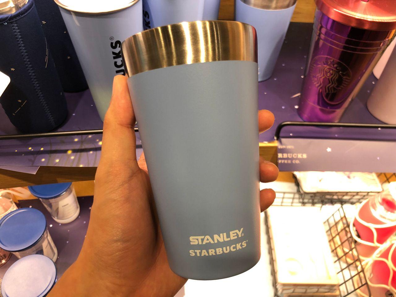 Түүн хадлангуяа ихээхэн боловч 'Starbucks' алтан титэмтэй, олон хослол бүхий шинэлэг дизайн дахь шаргал аяга.