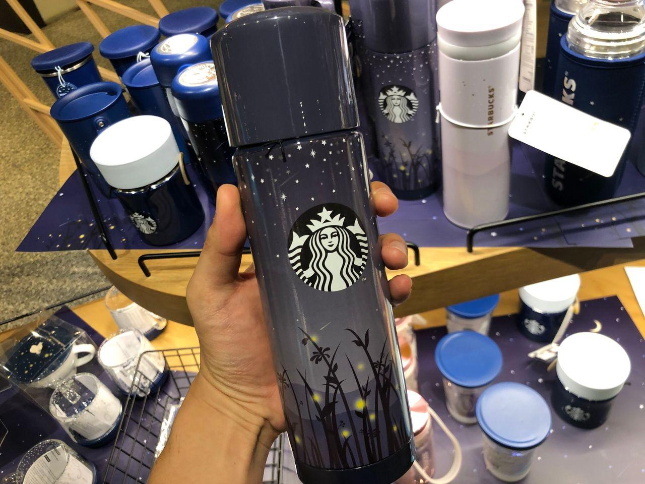 Саарал өнгийн, хөх зүйлийн хувиргалтай лонх хээтэй.