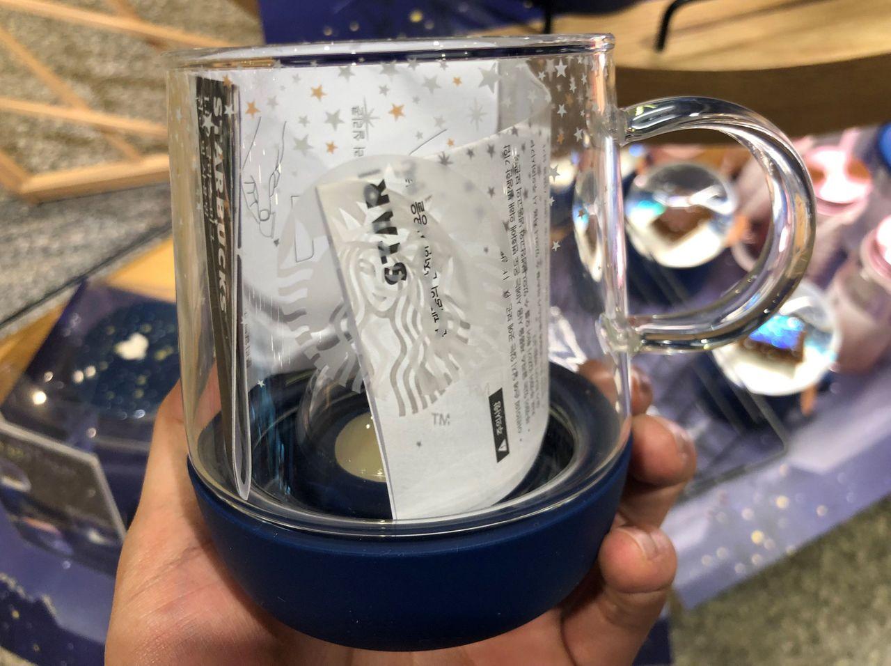 LED гэрэлтүүлэгтэй, хагас сар дүрс байгаа шилэн аяга.