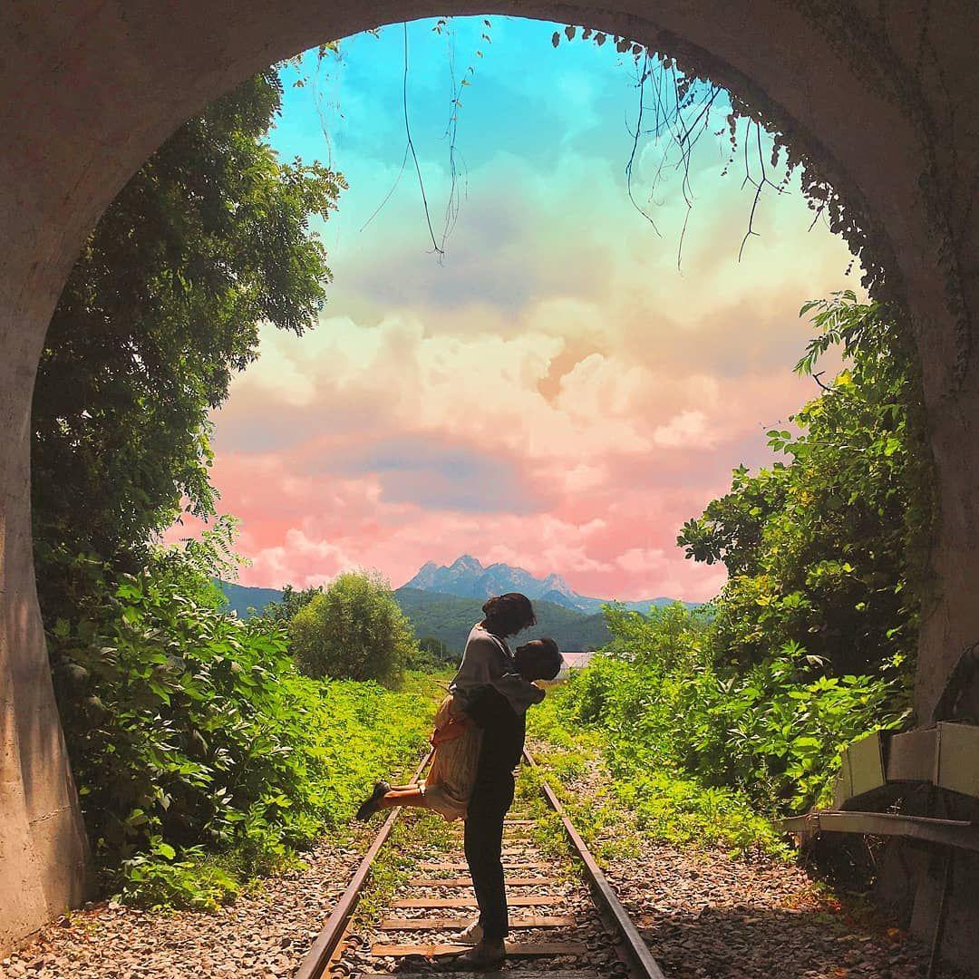 Couple en silhouette romantique dans le tunnel de Byukje avec une vue sur le Mont Bukhan.