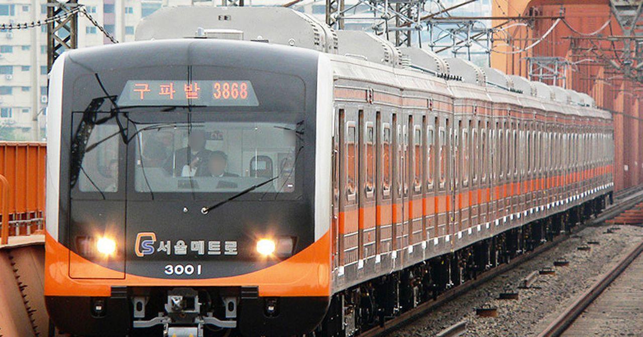 韓國地鐵3號線，經典的橙色地鐵車廂正行駛於軌道上。
